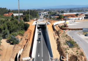 Passagem inferior do novo viaduto da ligação do PEC ao IC2 aberta ao trânsito