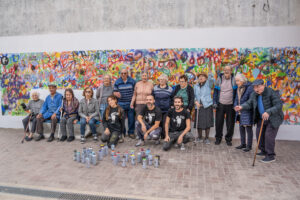 LATA 65 junta seniores e crianças na criação de mural de arte urbana em Águeda