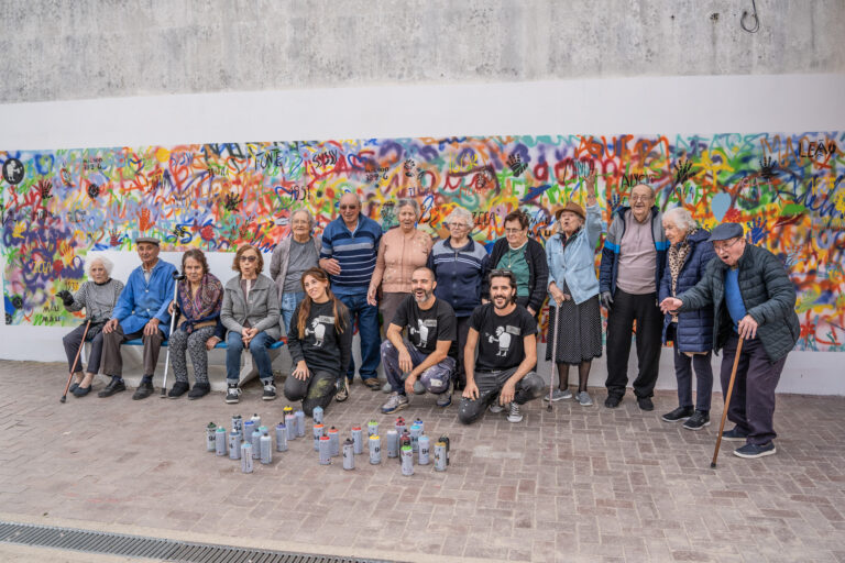 LATA 65 junta seniores e crianças na criação de mural de arte urbana em Águeda